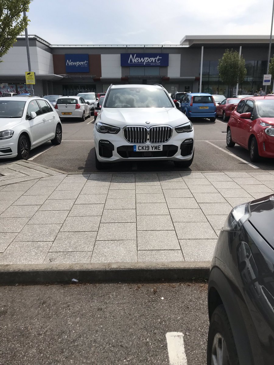 lb_salmon's tweet photo. Some classic bmw parking !! https://t.co/WynTtRQoZQ