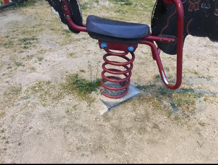 #ParquesInfantilesAbandonados 
#Alcorcón 
<a href="/AytoAlcorcon/">Ayuntamiento de Alcorcón</a> <a href="/sorigue_/">Sorigué</a> malgastando dinero de todxs, en una empresa privada k no cumple...lo de siempre