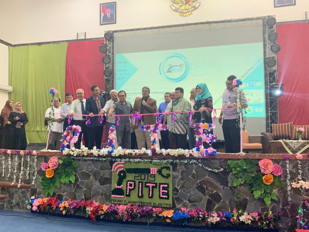 DteusuOfficial's tweet photo. Selamat atas upacara pembukaan PITE 2019 yg diresmikan oleh Prof.Bustami Syam (WR4) , Prof.Johannes (WD 1) dgn narasumber Prof.Suhono Supangkat (bapak smart city Indonesia), Pak Ikhsan (SVP Telkom) dan Pak M. Idaham (walikota Binjai) &amp; segenap civitas akademika DTE-USU.@fahmimn https://t.co/PbceiwoSgT