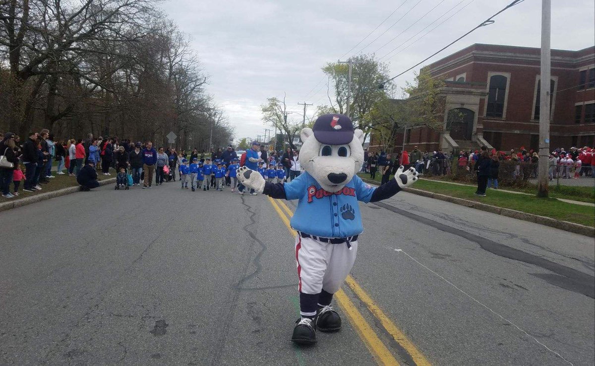 PawsTheMascot's tweet photo. New Bedford little league opening day! I love parades! https://t.co/NSSxrz73Bl