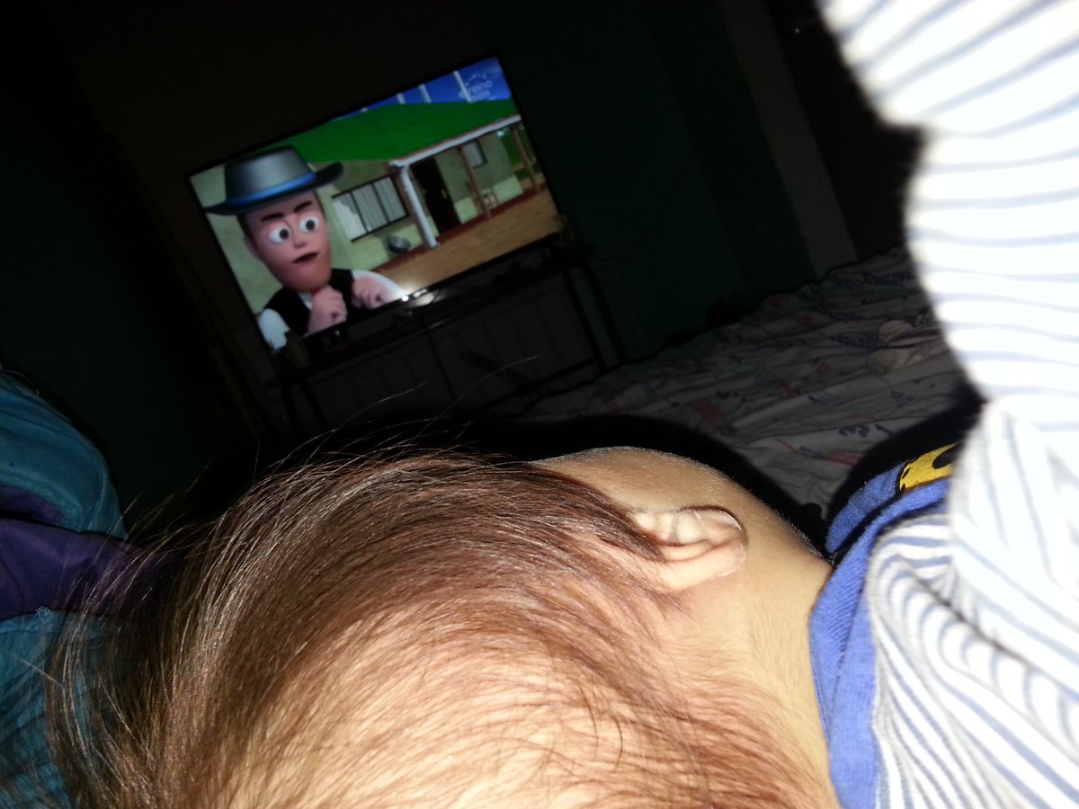 ViickyGuzman07's tweet photo. Y como todas las mañanas nos levantamos con la Granja de Zenón. Quierooo Dormiiiirrrr Jajaja 

- mas Colorado no podes ser Jajajaja Mi bebe te amooooooo https://t.co/1cajWaHQkM