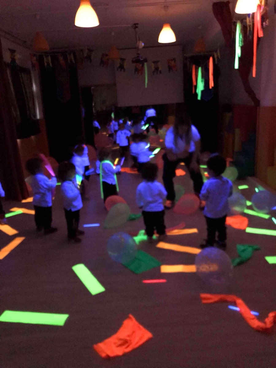 Hoy jugamos con telas, globos, papel y objetos fluor. Una actividad muy divertida para descubrir colores en la oscuridad.

#kindergarten #school #children #badalona #educació #education #preeschool #escuelainfantil #kidsactivities #kids #kidslife #escuela #childrenactivities