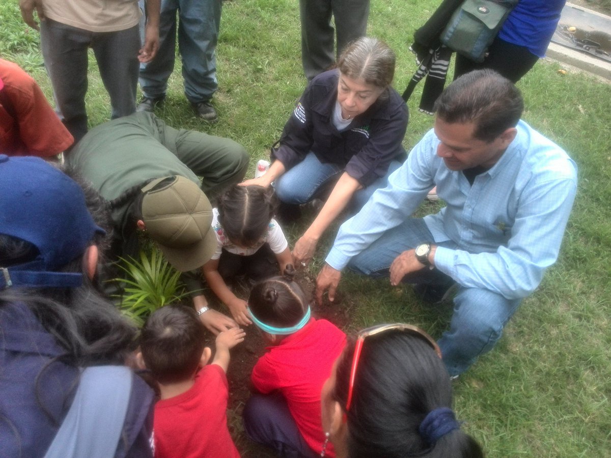 Con amor y alegría en todas las Plaza Bolívar del estado Bolivariano de Mérida se presento Muestra Productiva, celebrando la semana aniversaria de Todas las Manos a las siembra donde participaron mas de 768 instituciones educativas.@MPPEDUCACION <a href="/PTMSNACIONAL/">Programa Todas las Manos a la Siembra</a> @psuvaristobulo