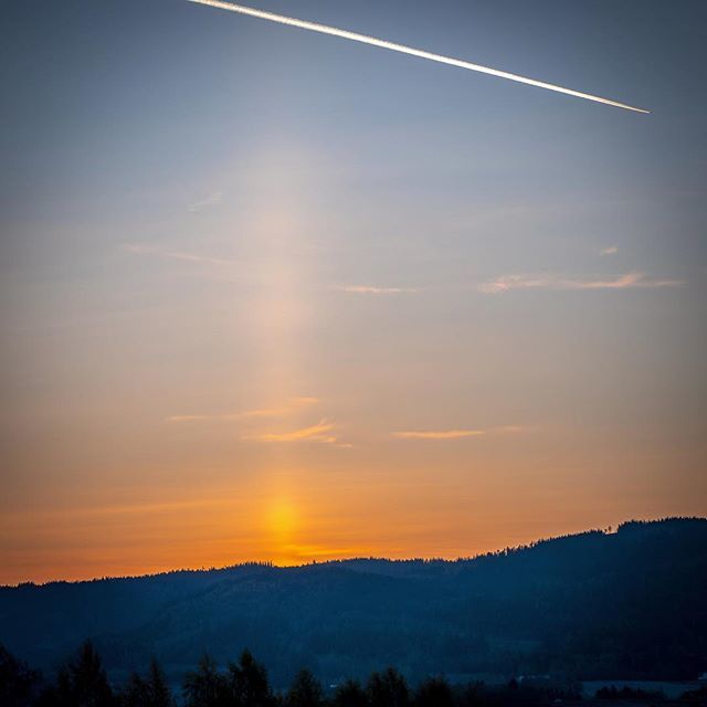 borreli's tweet photo. Sola sto opp som en lyskaster over Bratsberg i morges 😎💥
.
#soloppgang #settfratiller #bratsberg #trondheim #sunrise #dawn #fakechemtrails #ig_sunrise https://t.co/Su5EjRjZCk