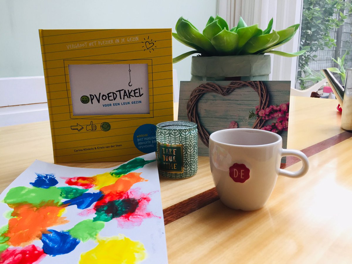 opvoedtakel's tweet photo. Op zoek naar een leuk Moederdag cadeau? Zet je moeder in het zonnetje met ontbijt op bed, een mooie tekening én een exemplaar van Opvoedtakel voor de liefste moeder van de wereld! #moederdag #positief #opvoeden #opvoedtakel https://t.co/LDnVjJCQ7m