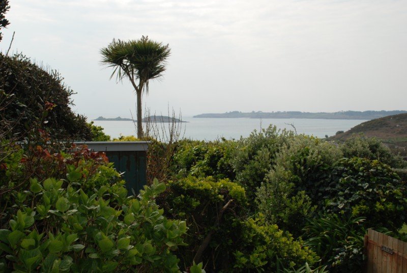 SibleysonScilly's tweet photo. ** NEW INSTRUCTION ** A home and income on the beautiful island of St Martins. 3-bedroom bungalow, two 2-bedroom chalets, 1/2 acre gardens and sea views. Full details at: https://t.co/wdt3a1M4QK https://t.co/O4ULnhtB3Z