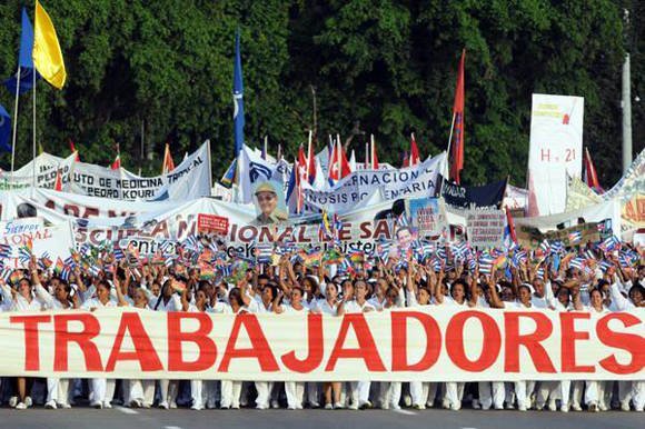 En las plazas de toda #Cuba nos vemos el #PrimeroDeMayo, para denunciar el bloqueo, la agresiva política de EEUU contra Cuba, Venezuela y Nicaragua, para reclamar la liberación de #Lula, para ratificar que: "Aquí no se rinde nadie". #SomosCuba #SomosContinuidad