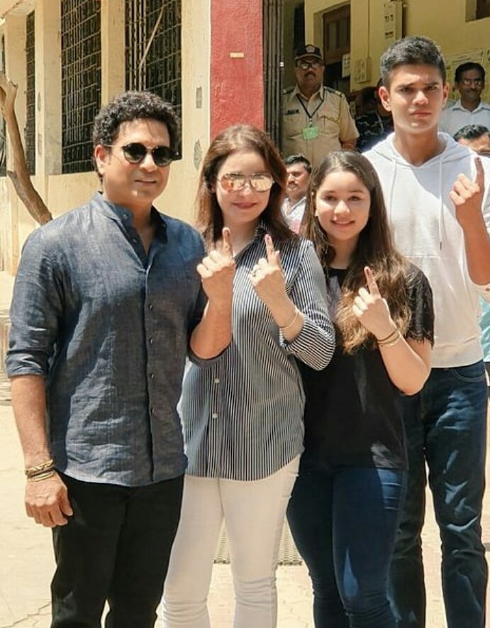 Zeekannada1's tweet photo. #Elections2019 #ElectionDay #sachinsachin #sachinrameshtendulkar #MIvKKR #IPL12 #Ghana #OneFamily https://t.co/xxLhIwTDOD