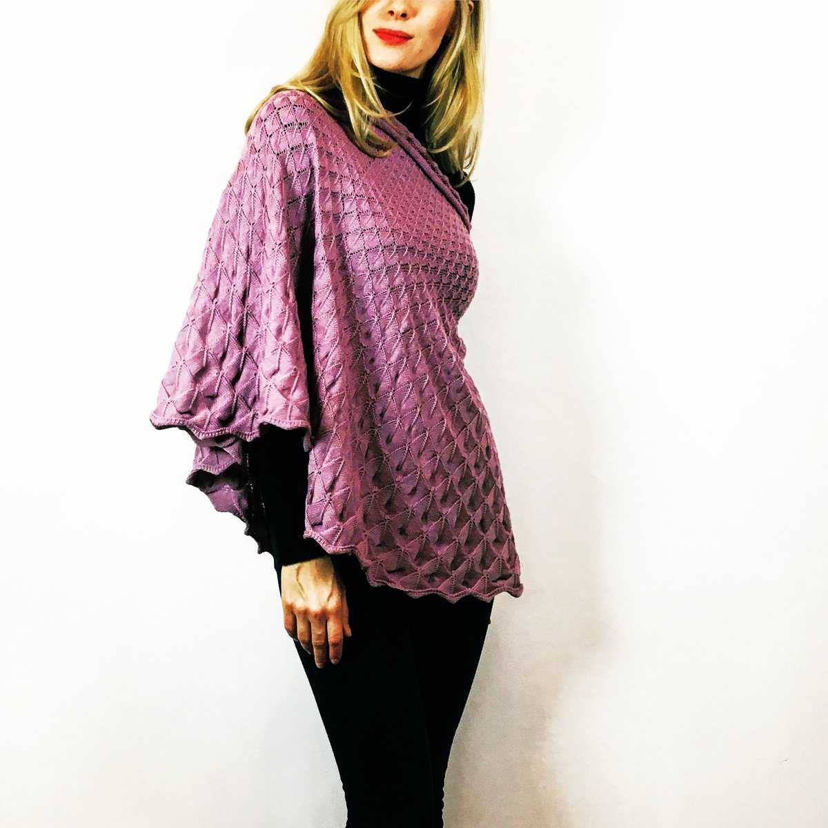 knitbykn's tweet photo. So wandelbar -so gut. Cape asymmetrisch gestylt in Lavendel. #knitweardesign #offshoulder #kerstinnaeglerallyouknit #knitwear #allinonepiece #poncho #Cape #allyouknit #colours #strickmode #eveningstyle #partyoutfit #colour #fashion https://t.co/WZwgqgTeqQ