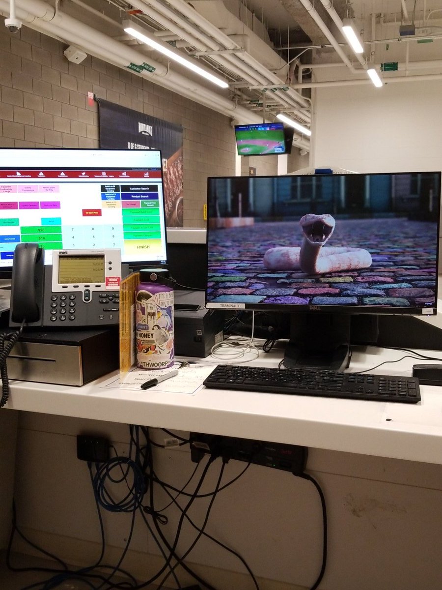 iknowTSall2well's tweet image. I am very professional, yes.
@taylornation13 @taylorswift13 #MEatwork #MeOutNow