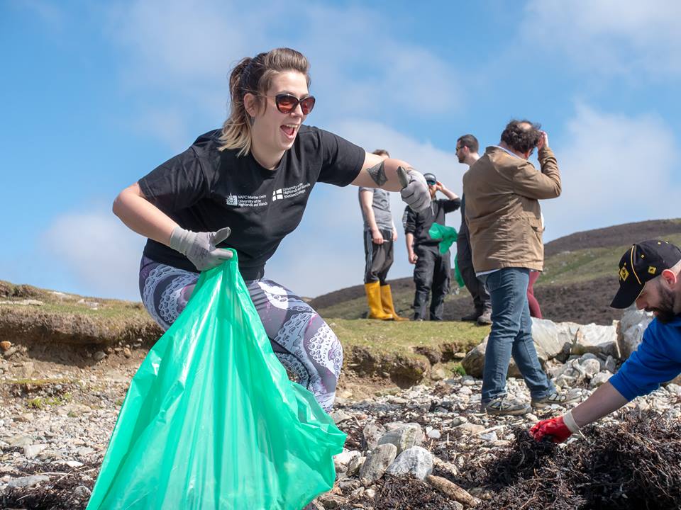 uhishetland's tweet photo. 🌿🌍Well done to #shetlandstudentsgreenteam for organising a beach clean as part of @ShetlandAmenity's annual community litter pick! Students, staff and friends from @ShetlandCollege @NAFCShetland and @TrainShetland certainly left the beach cleaner! @tweet_HISA @ThinkUHI #dvru https://t.co/2fjJIMPQY7