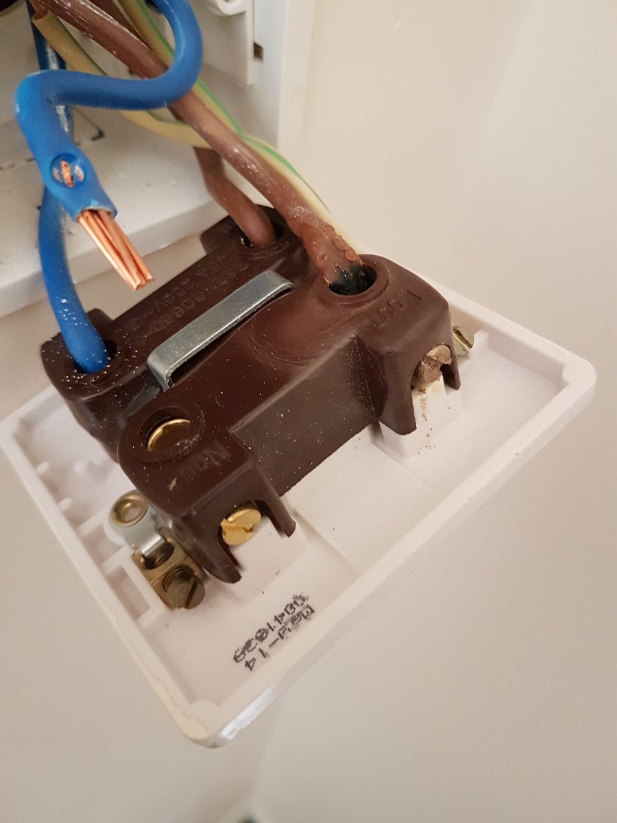 MotoNutJob's tweet photo. Mmmm crispy with a stab through neutral connection #showerswitch https://t.co/NUNRqV7gpL