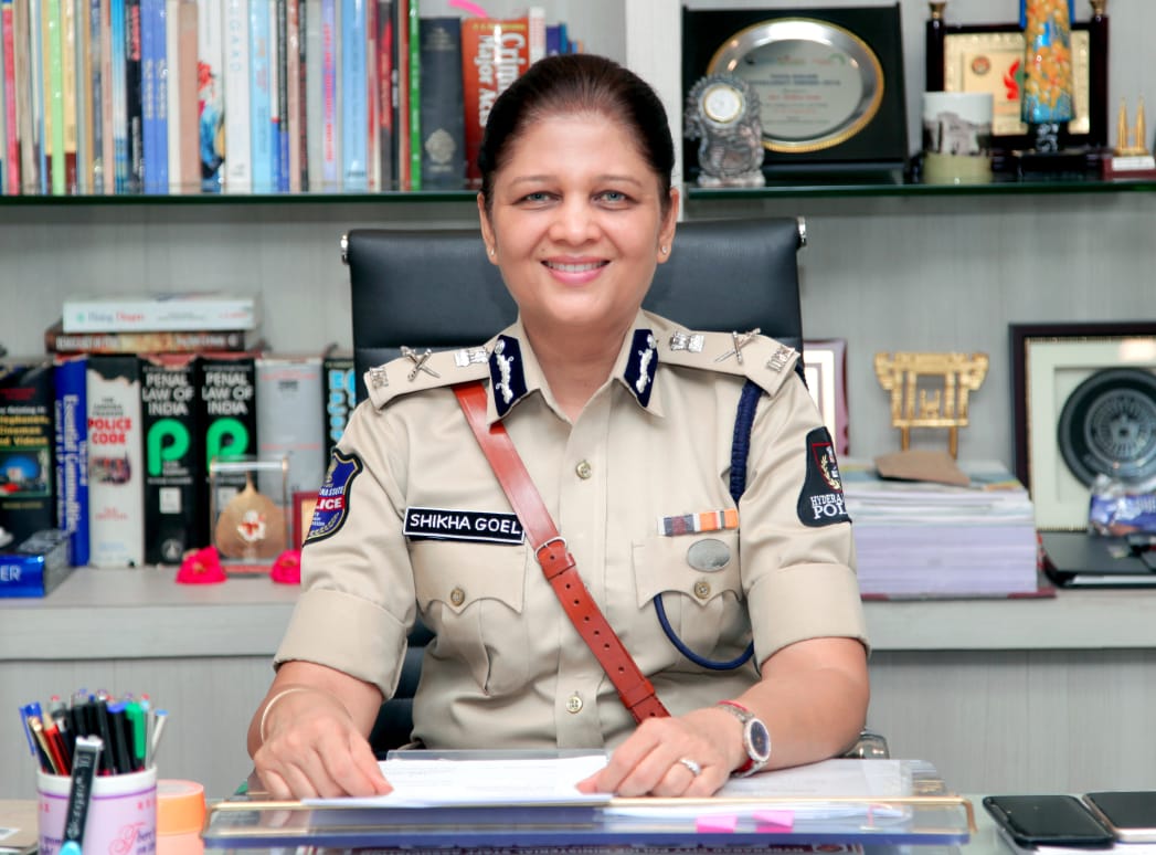 hydcitypolice's tweet photo. Sri. Anjani Kumar,IPS Commissioner of Police, Hyderabad city putting stars of promotion on the shoulders of Smt. Shikha Goel ,IPS who got promotion as Addl DGP and for assuming charge as Addl CP Crimes &amp; SIT in the rank of Addl DG. https://t.co/ToPLrsXodd