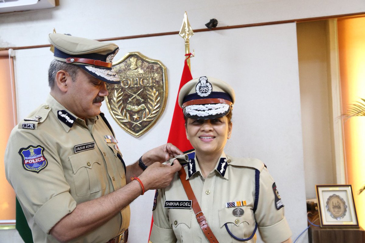 hydcitypolice's tweet photo. Sri. Anjani Kumar,IPS Commissioner of Police, Hyderabad city putting stars of promotion on the shoulders of Smt. Shikha Goel ,IPS who got promotion as Addl DGP and for assuming charge as Addl CP Crimes &amp; SIT in the rank of Addl DG. https://t.co/ToPLrsXodd