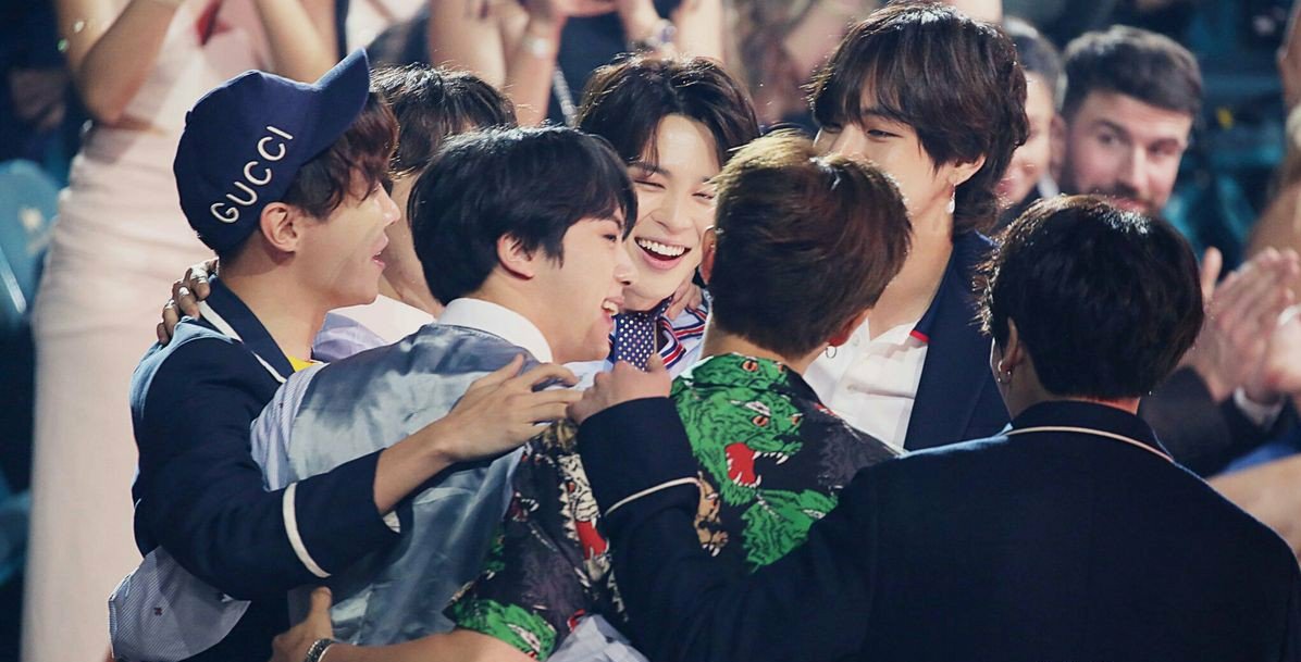 minbbaddap's tweet photo. ARMYLEGENDS IF Y'ALL WANNA SEE THIS ICONIC GROUP HUG AGAIN IN BBMA DON'T BE LAZY AND VOTE!!!

QT AND RT AND REPLY PH TATA ALONG WITH THE TAGS!! LET'S GET THIS BREAD! 💜

#BBMAsTopSocial BTS
@BTS_twt https://t.co/muz2xDYfhU