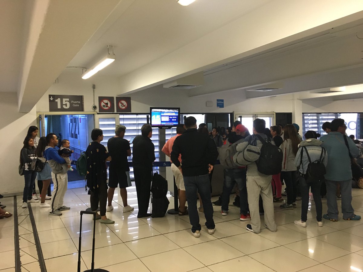 buuduu's tweet photo. Que onda?? Seguimos esperando y el pobre joven ya no sabe que mas mentiras decir .. otros 140 pesitos? @interjet @interjet_mx ya vamos para las 3 horas @Profeco que procede?? https://t.co/DJuYi6dda7