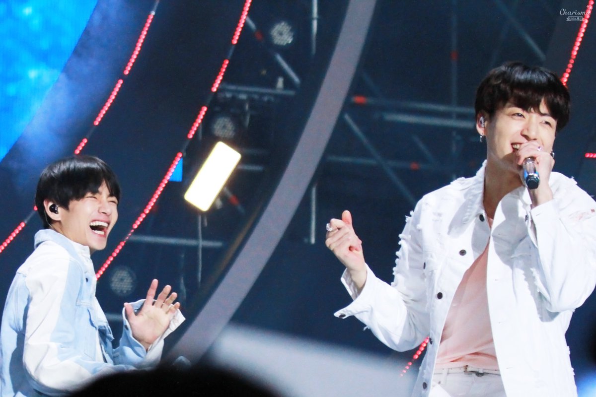 PerfectMatch_KV's tweet photo. 🐰190428 슈퍼 콘서트🐯 
귀여워😆😆💜
#방탄소년단 #BTS #뷔 #V #정국 #JungKook
#VKOOK #뷔국 #KOOKV #국뷔
#BBMAsTopSocial BTS @BTS_twt https://t.co/917Eifjqr7