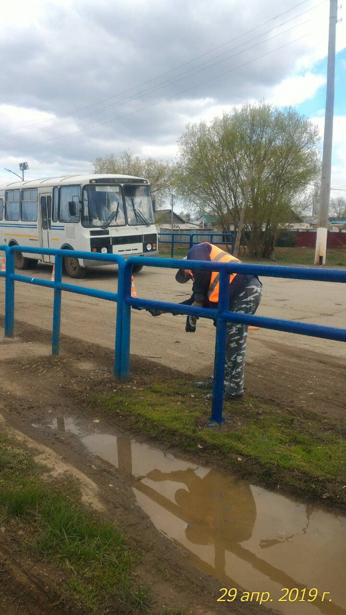 Покраска ограждений и стоек дорожных знаков на автодороге Урал-Старая Рачейка-Смолькино