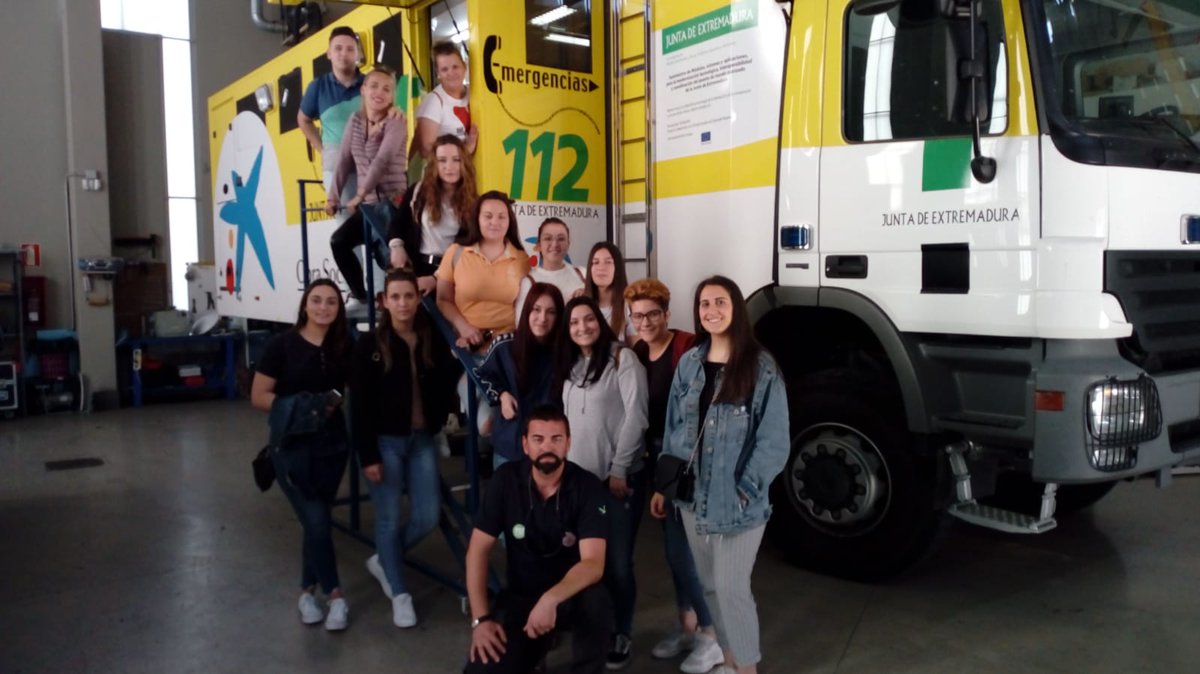 JuntaEx112's tweet photo. #Visita112 IES Benazaire #HerreradelDuque del ciclo  formativo de auxiliar de enfermería han recibido charla y han conocido el Centro 1.1.2 y el PMA1.1.2 https://t.co/9iwGZQs8xl