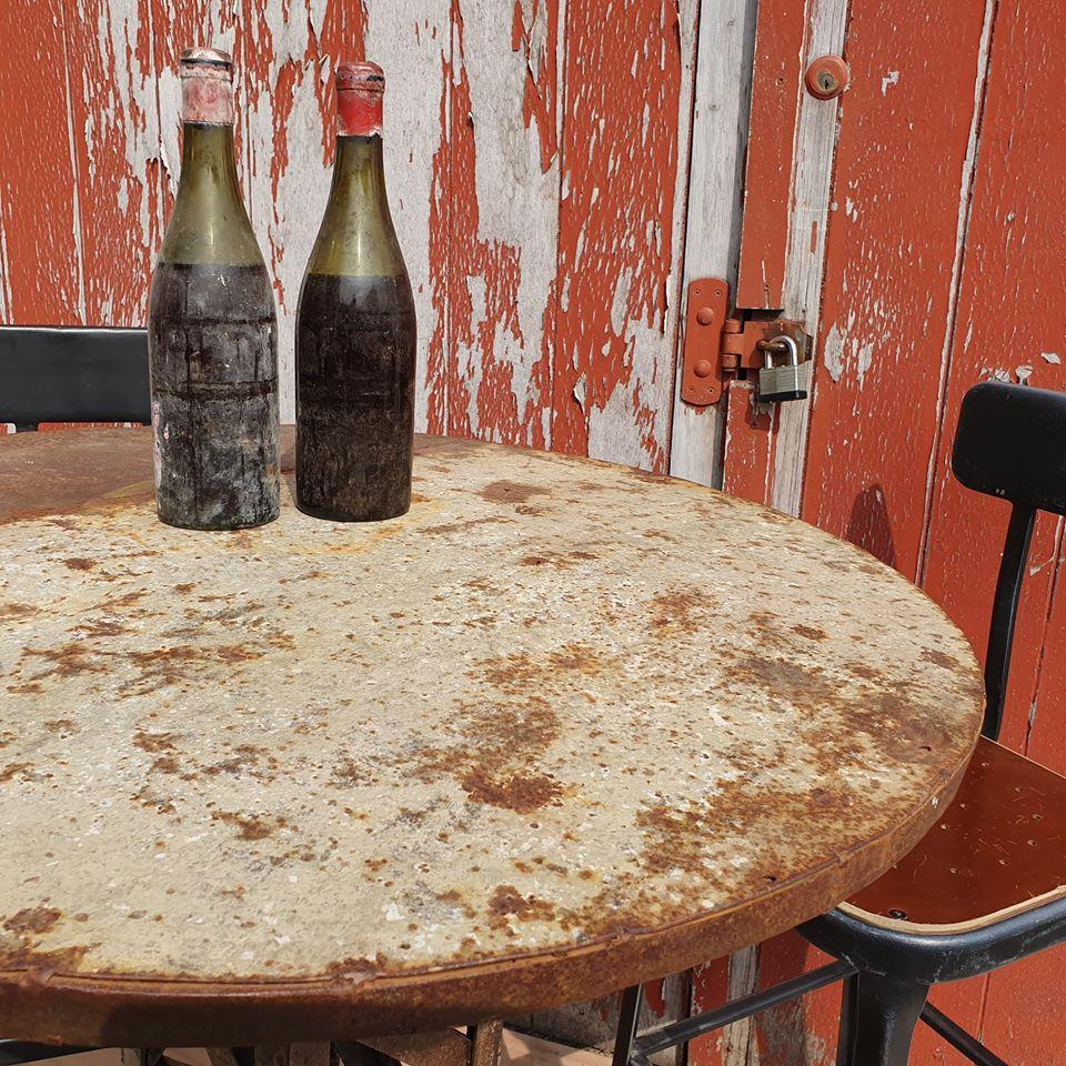 ReginaldBallum's tweet image. Gorgeous, cast iron Poseur table from France - rare to see a metal one - great for outdoors as well as in, love the patina and discoloration - so pretty.
#poseurtable #talltable #castirontable #frenchtable #RBstyle #Frenchstyle #vintage