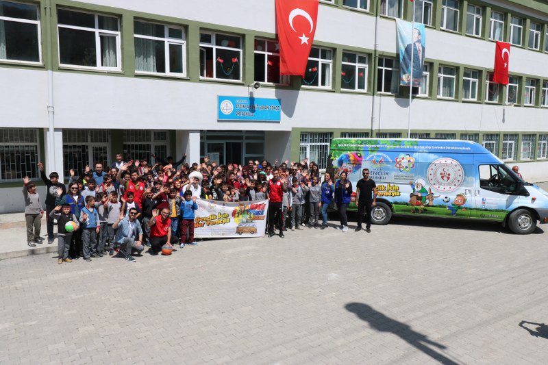 #GençlikİçinHerYerdeyiz Amasya Mobil Gençlik Merkezi Projemizin 19. Durağı Aydınca Şehit Şaban Gökçe Ortaokulu oldu. Projemizin gerçekleşmesinde emeği geçen tüm herkese teşekkür ederiz.