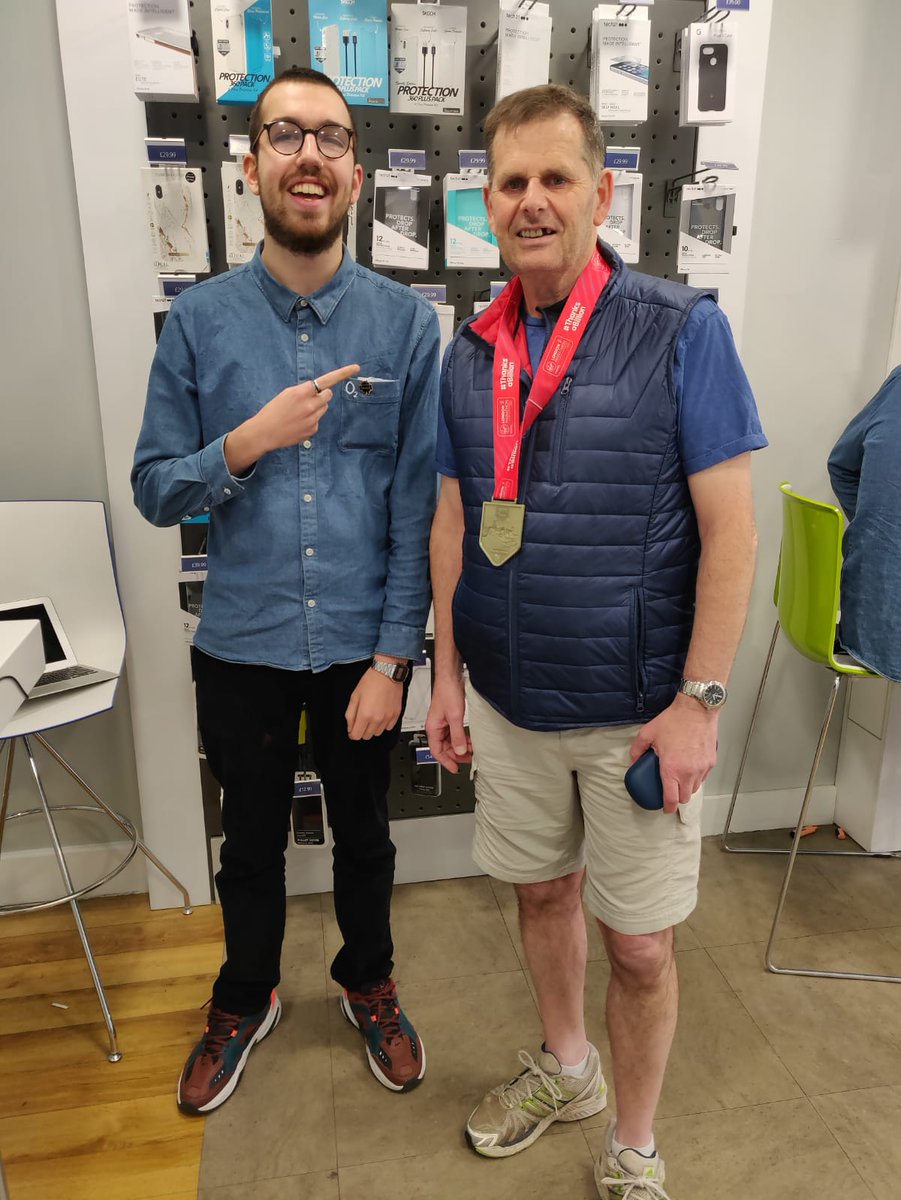 O2GuruWillSale's tweet photo. Our amazing customer Harry Cullen has dementia. He ran the #LondonMarathon on Saturday and he's bobbed in today to show us his medal. Myself, the team and everyone at @MIDCommsUK are really proud of him! Read his story and donate here
https://t.co/zqrkUVXNVh https://t.co/XZGGKqXBDt