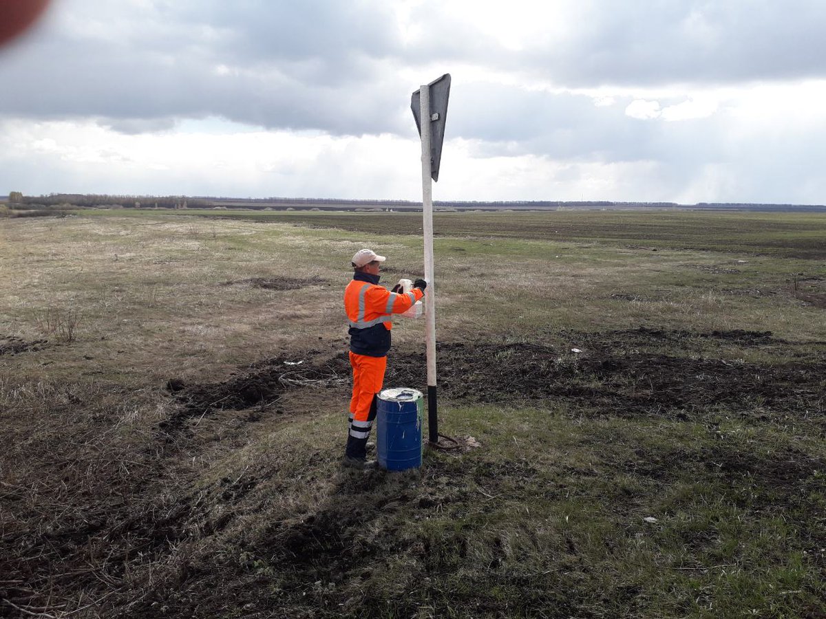 Уборка мусора и покраска стоек дорожных знаков на автодороге  Челновершины - Шламка-Нурлат