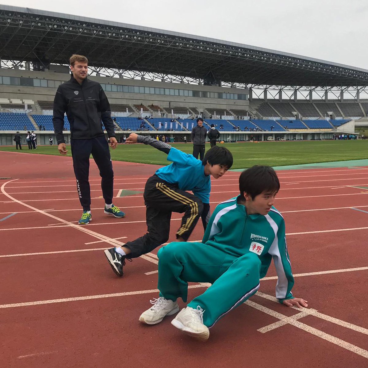 FFAthletisme's tweet photo. 🇫🇷 Les athlètes de l’Équipe de France actuellement en stage à Kobe, au 🇯🇵 Japon, ont profité d'un moment de partage avec des jeunes de la ville de Miki ce lundi.

😀 Répartis en quatre ateliers de courses et de sauts, les Bleus ont transmis leur passion et leur enthousiasme ! https://t.co/O1t9wWXKU7