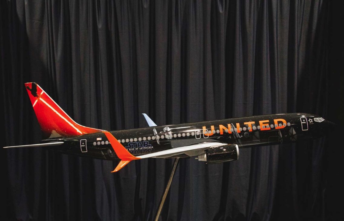 AirlinesDotOrg's tweet photo. We love how this @United livery brings balance to the Force! Would you want to sit on the Dark Side or the Light Side? #StarWarsDay https://t.co/U0HCMLVSot