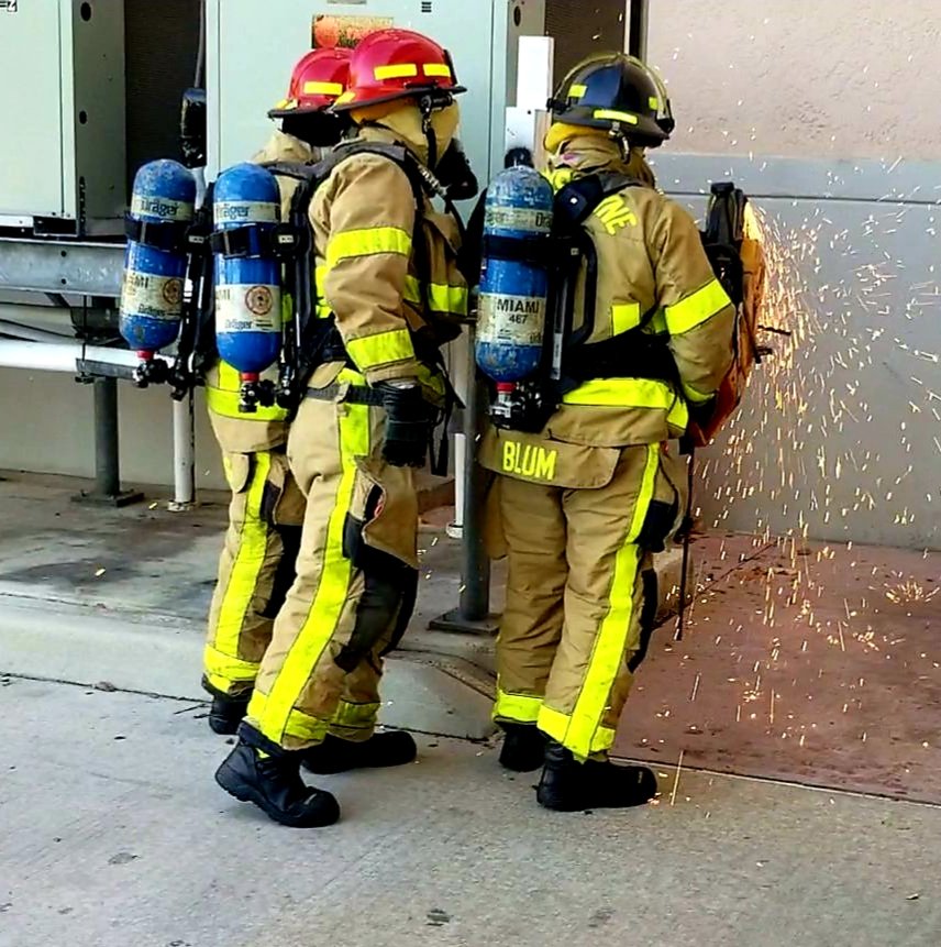 ChiefLang's tweet photo. #KBFR Lt. Conners leads fire crews in a forceable entry drill. We simulate cutting open a door to enter a structure with a fire hose. Priorty one is to save lives! Great work today! https://t.co/BVANpNYvTX