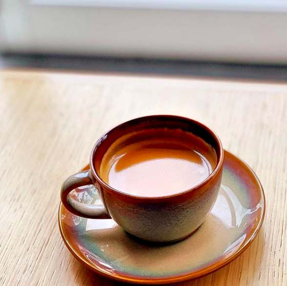 WalkingMatters's tweet photo. Everything is better with coffee. @OneidaFS's Rustic Collection is no exception. ☕️🖤
—
📸: @cerestable @SparrowCoffee
🍽: Rustic Sama Collection #ThisIsOneida
#TabletopMatters
#Oneida #oneidagram #coffee #coffeemug #tabletop #espresso #foodie #coffeebreak #mug #plates #chef https://t.co/4JO1uN0WeI