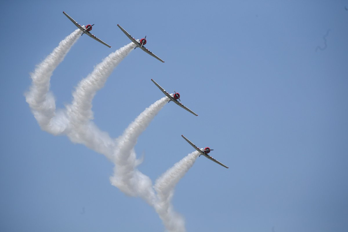 Military_Flight's tweet photo. The #GEICOSkytypers #Airshow Team co-headlined the 2019 MCAS #BeaufortAirshow (SC) over the weekend.
The six @GEICOSkytyper aircraft are #USNavy SNJ2s which served to train new pilots in the 1940s, thus the #SNJ2 earned the nickname the "Pilot Maker".  [Images: #MCASBeaufort] https://t.co/xIhD8yLsAv