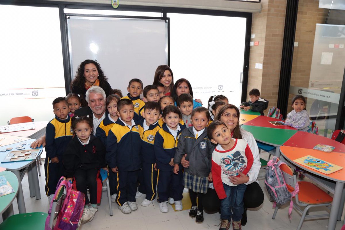 Educacionbogota's tweet photo. Hoy estamos entregando dos colegios nuevos. El Rogelio Salmona para 1.620 estudiantes en Ciudad Bolívar y Las Margaritas en Kennedy, para 520 alumnos. Ya son 7 colegios nuevos entregados a la ciudad por el alcalde @EnriquePenalosa https://t.co/8s7eGhEI5U