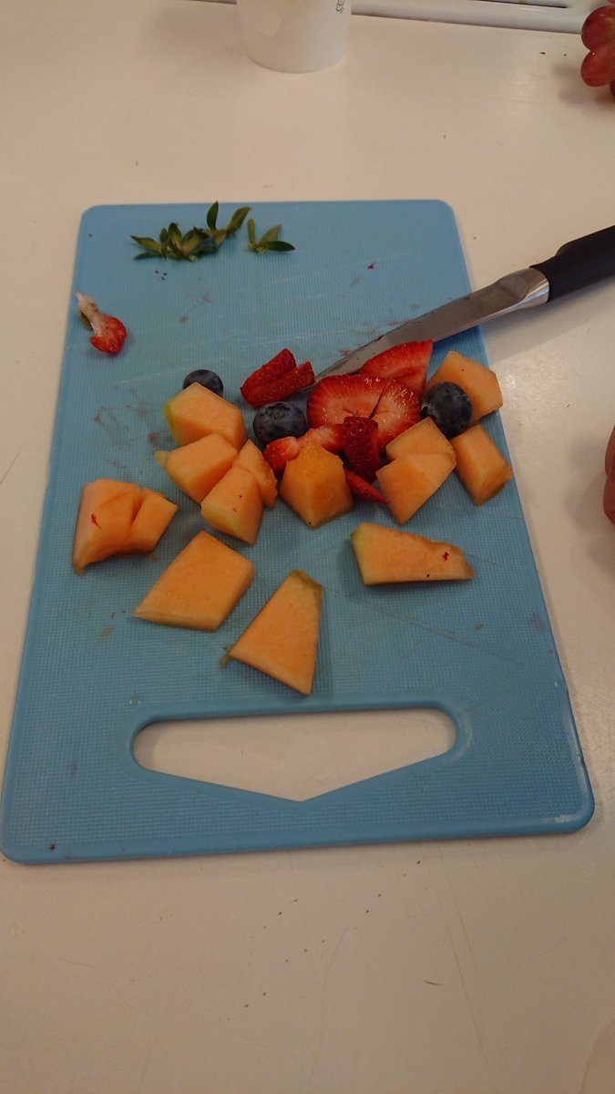 Flinke førsteklassinger lagde i dag fruktsalat med vaniljekesam