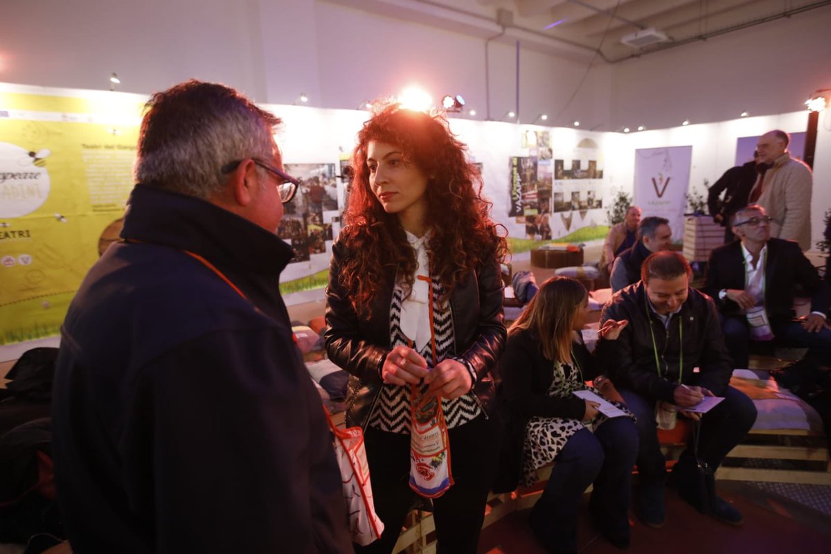 #Donne e #uomini accomunati da un’unica grande passione: l’amore per la propria terra. Costruiamo #relazioni per diffondere bellezza e dar vita a cose nuove. #fiera #foggia #vazapp #Contadinner