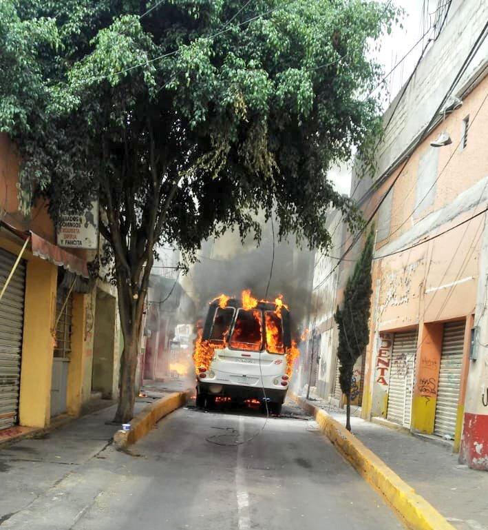 CI_CDMX's tweet photo. Se reportó el #incendio de un #microbús en calles del #centro de #SanBartoloNaucalpan.
Al lugar servicios de emergencia.
@ciemergencias https://t.co/EtLktxM9Tg