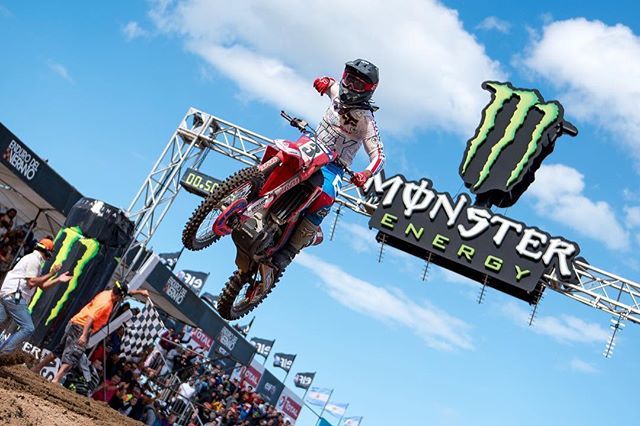 ¿Recuerdan el momento en el que @joaquinpoli199 se consagraba campeón en el EDV2019? Nosotros si! 
#PoliCampeón
#EDV2019
#Motocross
#MX
#foxracingargentina
@endurodelverano bit.ly/2LciAWG