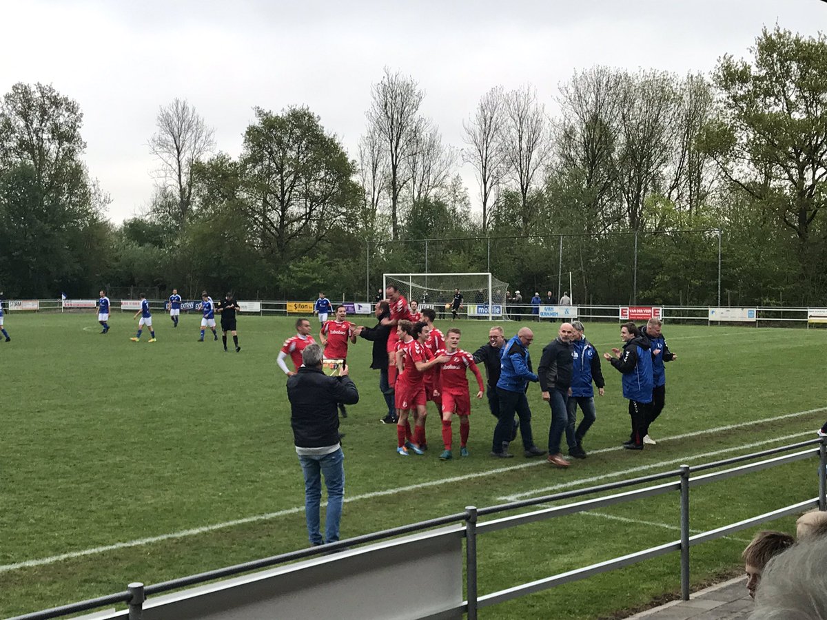 FD_sport's tweet photo. 81. Zoooo wat een goal. Schitterende vrije trap van Mitchel Dijkhof, die Van der Meulen via de onderkant van de lat kansloos laat. @whcwezep1 lijkt de genadeklap te hebben uitgedeeld aan @vvBuitenpost: 1-3. #buiwhc https://t.co/CuTZoNpOzL