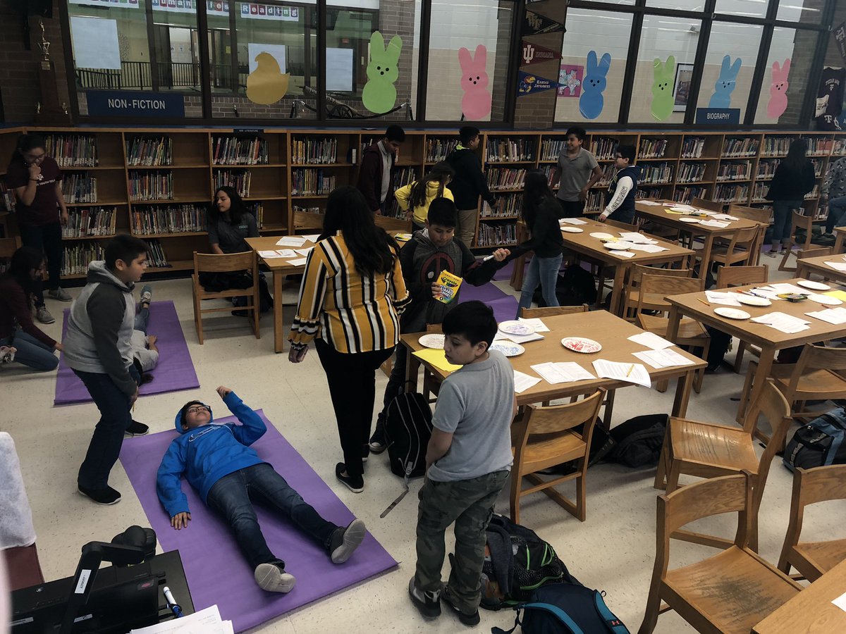 RD_ROBERTS's tweet image. A room full of reading rockstars at Brown Middle School working on body biographies. @bmsdobies @McAllenISD #longliveliteracy #learningisloud
