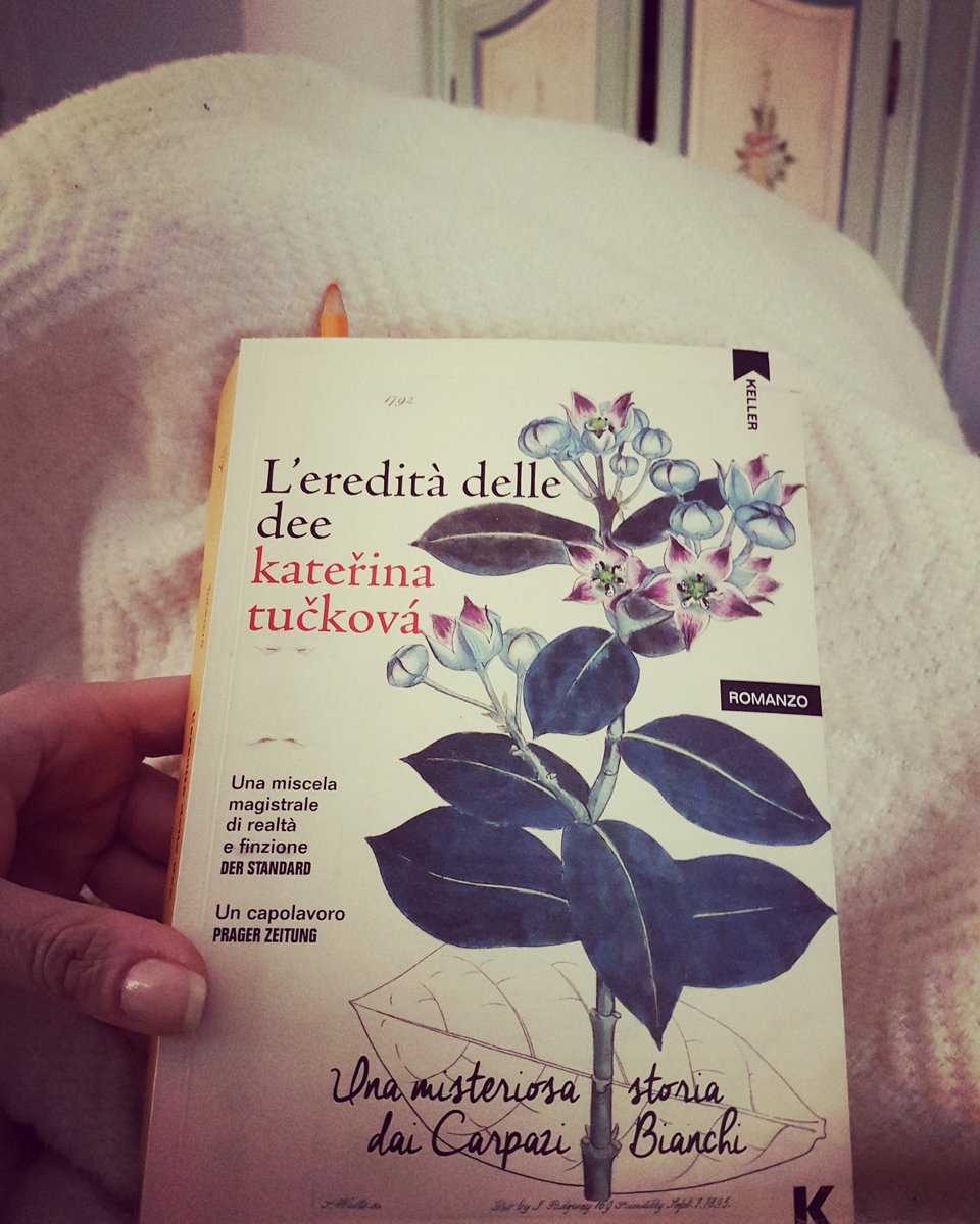 CircoloIn's tweet photo. Con le mani che stringono le cinghie della cartella, s'incammina il lettore tra le righe del romanzo che indaga tra storia e radici.
 #katerinatuckova #lereditàdelledee #kellereditore 
Sulle cinghie ci sono delle grosse strisce rifrangenti, proprio come l'aveva desiderata https://t.co/dCf4ql8ltv