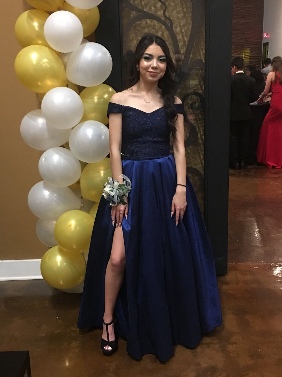 alelopezlua's tweet photo. A little late but prom with my favsπ #viewsfromtheview https://t.co/INIkXVh3k9