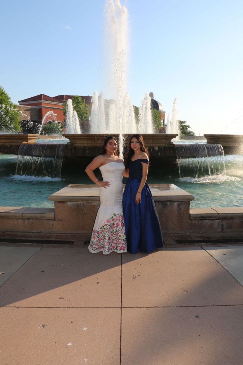 alelopezlua's tweet photo. A little late but prom with my favsπ #viewsfromtheview https://t.co/INIkXVh3k9