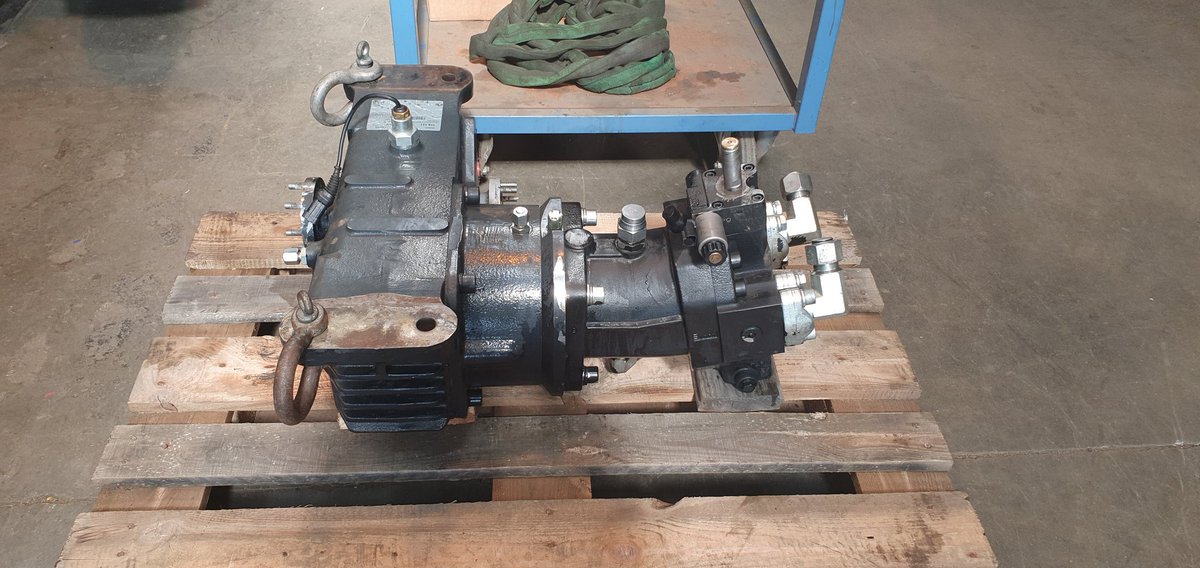 MathieuTso's tweet photo. Comment remplacer un joint tournant sur une KGT ? Demonter la boîte pour plus de visibilité 😉✌ Ça en fait du flexible 🙂 https://t.co/8uuNIaMcgT