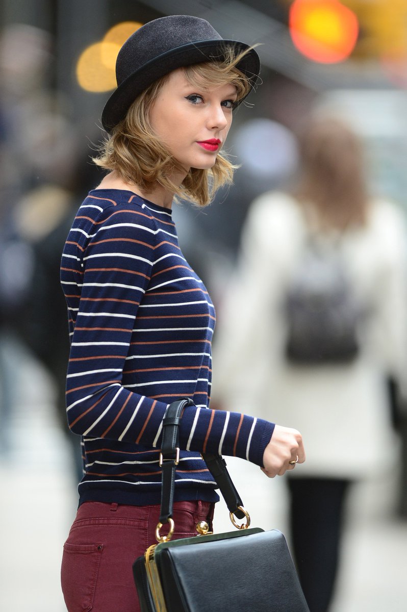 OnThisTAY's tweet image. April 29, 2014
Super stripey in New York 
#candid #throwback #TaylorSwiftIsBack