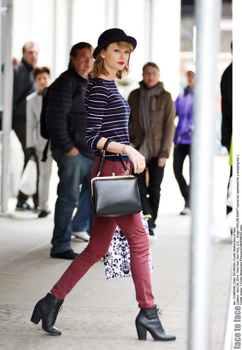 OnThisTAY's tweet image. April 29, 2014
Super stripey in New York 
#candid #throwback #TaylorSwiftIsBack