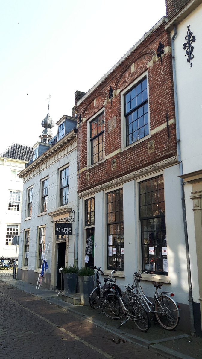 kunstrouteburen's tweet photo. Van donderdag 30 mei t/m zondag 2 juni 2019 #exposeren @DirkRentmeester en Leena Blom in de #Voorstraat 1-3 #Buren #nieuws #nieuwsgierig #mixedmedia #wereld #nauwkeurig #stilleven #kleurrijk #rijksmonument #Japanse #ikebana #schilderijen #brons #klei #schoonheid https://t.co/lqbkfASgzw