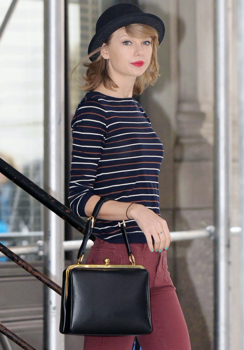 OnThisTAY's tweet image. April 29, 2014
Super stripey in New York 
#candid #throwback #TaylorSwiftIsBack