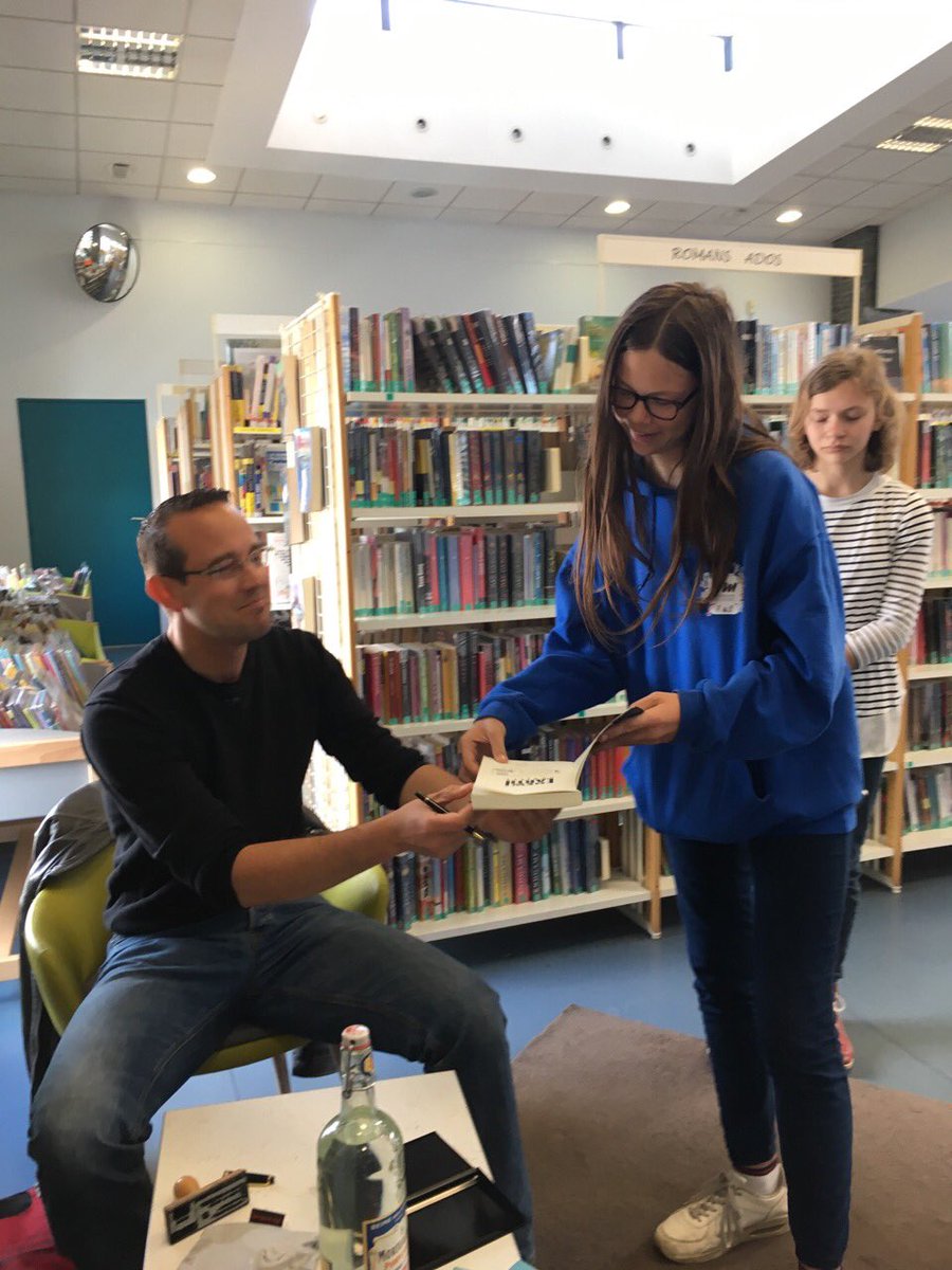 LaMadeleine_49's tweet photo. Rencontre des 4B du collège La Madeleine avec David Moitet, auteur de New Earth Project à la bibliothèque Les Justices Angers vendredi 26 avril. #angers #college49 @letroismats #libre2lire #lecture #davidmoitet #newearthproject https://t.co/F6nIU72hG4