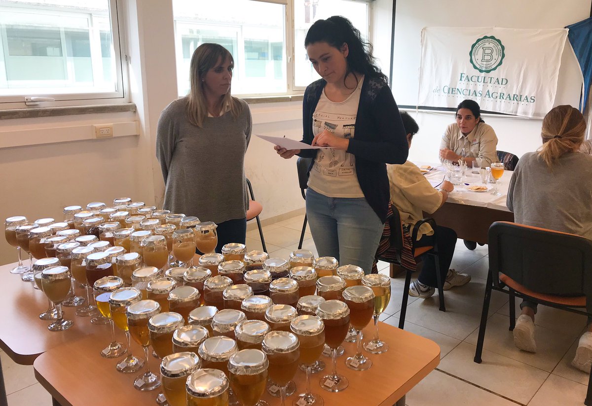 fcabalcarce's tweet photo. 🐝 Jura del 8vo Concurso Nacional de Mieles
Durante la jornada se presentan más de 80 muestras de mieles, las cuales serán evaluadas por expertos de la #FCABalcarce #UNMDP, #INTAMendoza, #INTADelta, #UBA, y #NEXCO S.A. https://t.co/XwwCrmqrpi