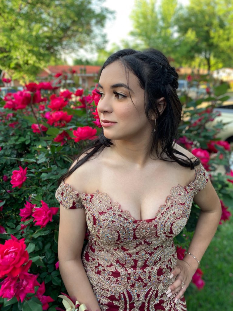 ABBYT0RR3S's tweet photo. a night to remember #ViewsFromtheView #PROM2K19 https://t.co/8Yz7fShCx7